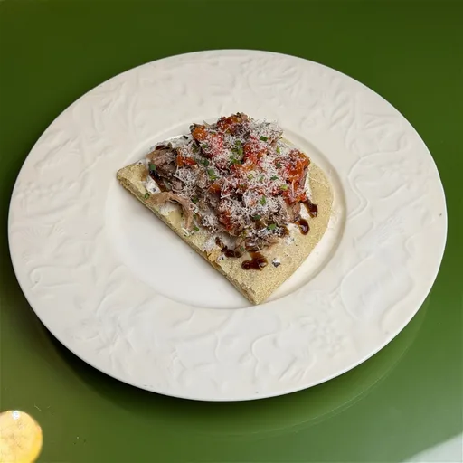 Брускетта на римской лепешке с уткой конфи и печеными перцами