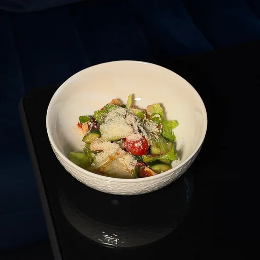 Салат с цыпленком, овощами и томатным соусом наполи