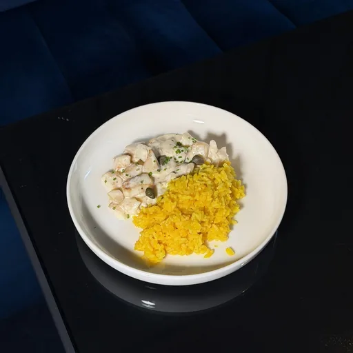 Морской окунь в сливочном соусе с рисом