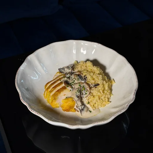 Цыпленок с соусом из шампиньонов и булгуром