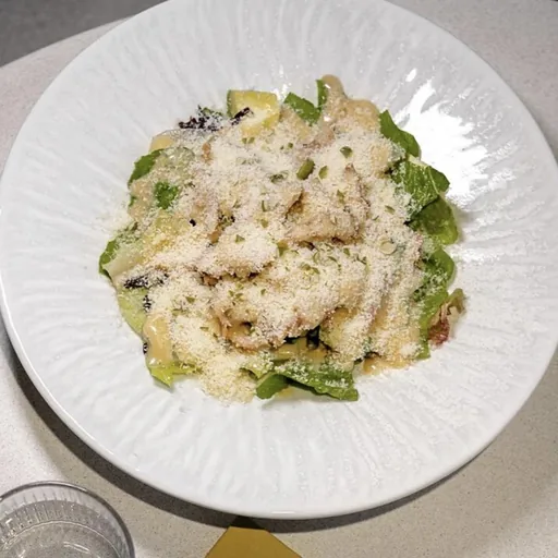 Салат с утиной ножкой конфи и пармезаном