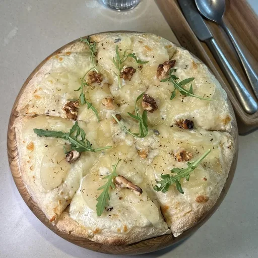 С грушей и сыром Дор блю Римская пицца
